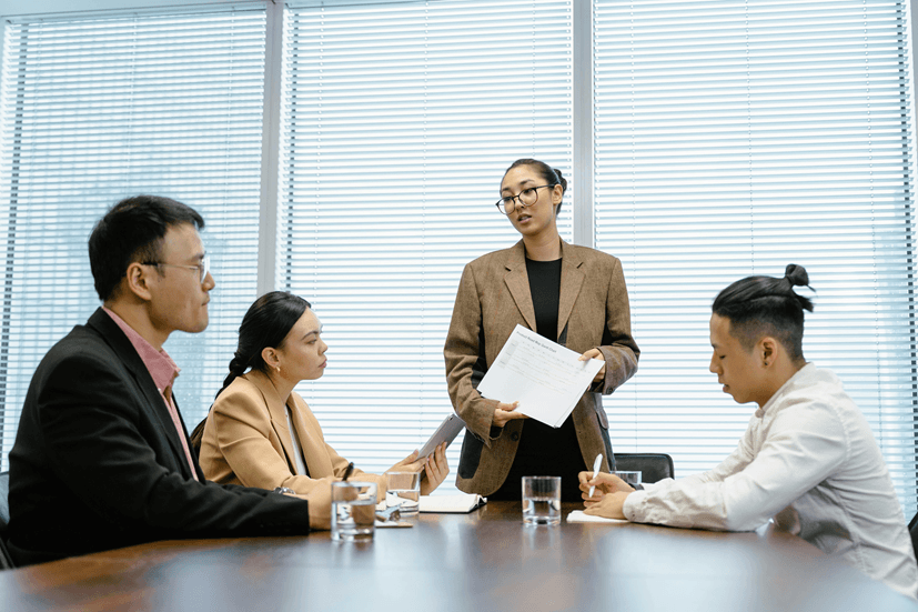 How Strategic Thinking Courses Train Leaders Strategic thinking course - female leader presenting business strategy to a team in a boardroom meeting